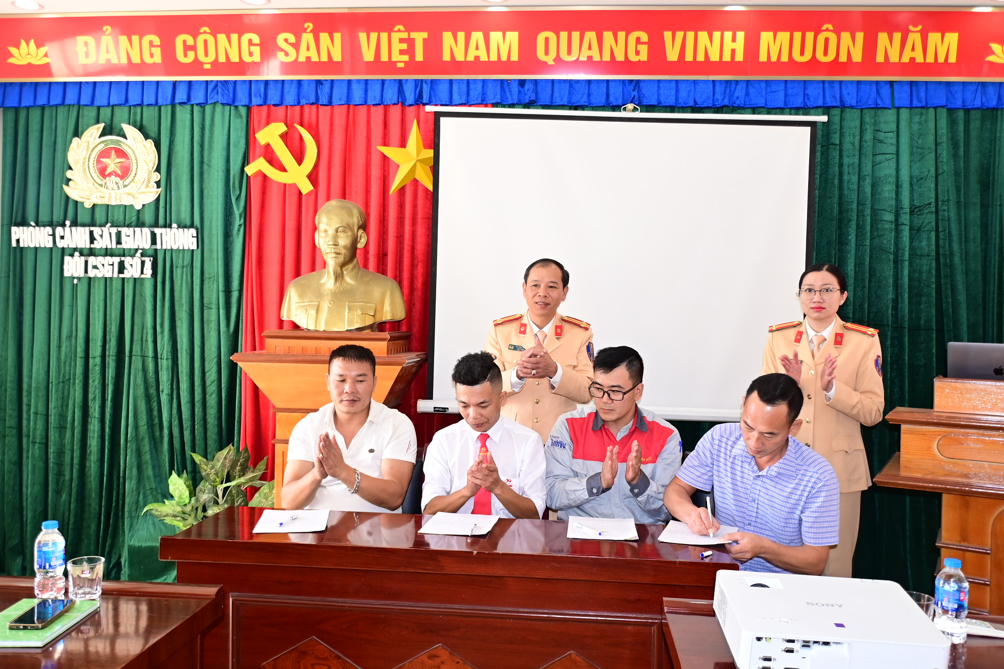 Đội Cảnh sát giao thông số 4 (Phòng Cảnh sát giao thông): Tuyên truyền trật tự an toàn giao thông tới các doanh nghiệp vận tải đường bộ